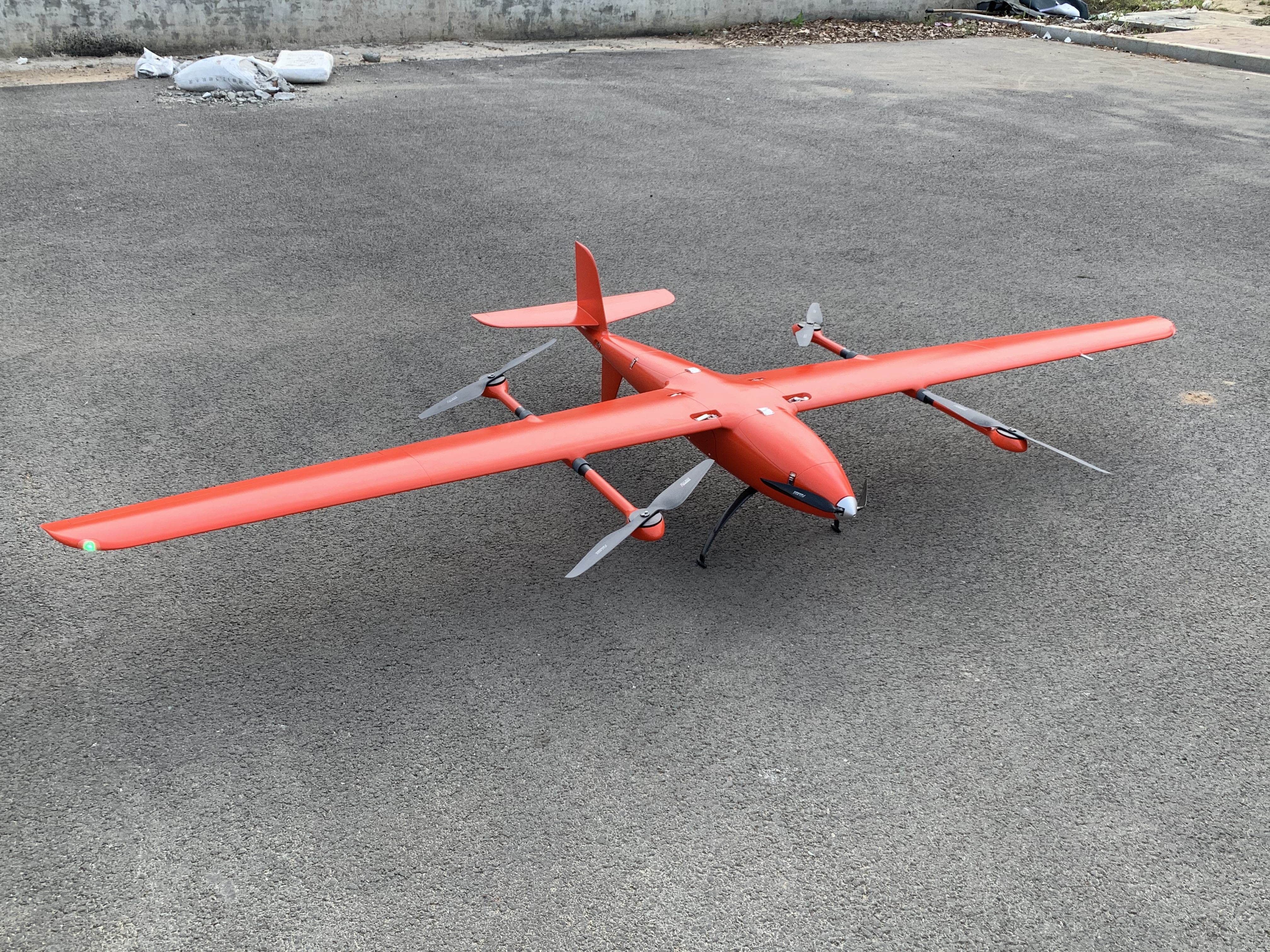 大飛機(jī)航攝(左)<a href='http://www.kentir.com/typearticle/330-1.html' target='_blank' title='無人機(jī)航攝'><strong>無人機(jī)航攝</strong></a>(右)